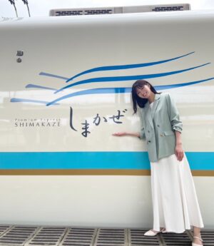 Sae Okazaki Instagram - 近鉄の観光特急「しまかぜ」
PR動画に出演させて頂きました。

大迫力の車窓とリクライニングシート
カフェ車両もあって贅沢で上質な空間が広がるしまかぜ。
移動の時間が豊かになります🚄

旅の始まりから素敵な思い出！！
是非、皆さんもしまかぜに乗って伊勢志摩へ☺️

 #しまかぜ #近鉄 #伊勢志摩 #横山展望台 #志摩観光ホテル #フォトジェニック伊勢志摩