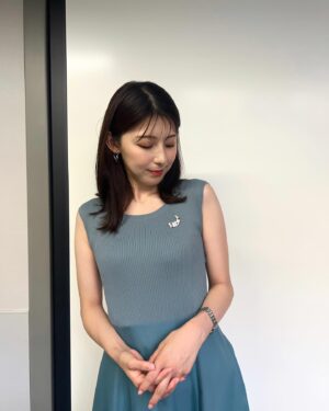 Saeko Kamimura Instagram - .
.
いくつか衣装の紹介です。
最後の一枚は、先日同期の宇内アナと
新大久保にいったときのもの🍰

🩵 8/8(木)  Nスタ
ワンピース... PROPORTION BODY DRESSING
ブローチ... vendomeboutique
お花とパールのブローチでした🫧

🩵 8/5(月)  JNNニュース 
衣装提供... Stola.

🤍8/7(水)  Nスタ
ニット... LAISSE PASSE
スカート... # Newans
