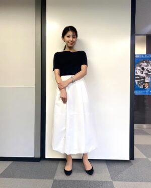 Saeko Kamimura Instagram - .
.
いくつか衣装の紹介です。
最後の一枚は、先日同期の宇内アナと
新大久保にいったときのもの🍰

🩵 8/8(木)  Nスタ
ワンピース... PROPORTION BODY DRESSING
ブローチ... vendomeboutique
お花とパールのブローチでした🫧

🩵 8/5(月)  JNNニュース 
衣装提供... Stola.

🤍8/7(水)  Nスタ
ニット... LAISSE PASSE
スカート... # Newans