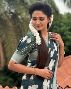 Sai Gayatri Instagram - 🧿💚
.
Saree @srisai_collestions9 
Blouse @tanu_designer_studio 
.
#beinganu 🎬