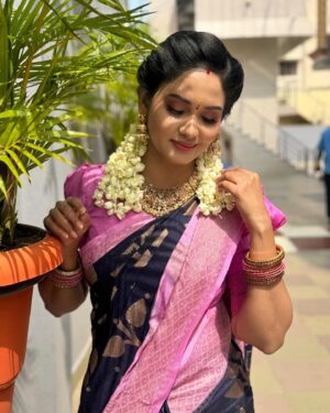 Sai Gayatri Instagram - 🧿🌸
.
MUA & saree draping @honeylang_makeup_artist 
SAREE @srisai_collestions9 
BLOUSE @tanu_designer_studio 
JEWELLERY @aishwaryam_bridal_jewel 
.
#beinganu #nnk🎬