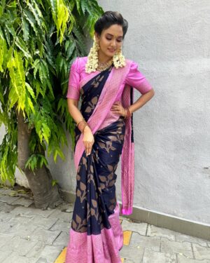 Sai Gayatri Instagram - 🧿🌸
.
MUA & saree draping @honeylang_makeup_artist 
SAREE @srisai_collestions9 
BLOUSE @tanu_designer_studio 
JEWELLERY @aishwaryam_bridal_jewel 
.
#beinganu #nnk🎬