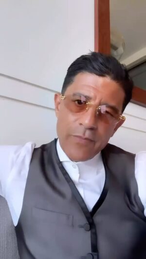 Saïd Taghmaoui Instagram - Mieux vaut tard que jamais 🪰
