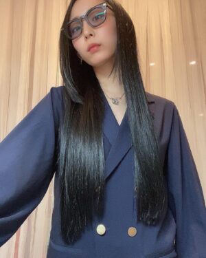 Saiki Atsumi Instagram - ﻿
﻿
髪、艶。﻿
﻿
見下げて、冷たい目攻撃👽﻿
﻿
﻿
#bandmaid﻿
#saiki﻿