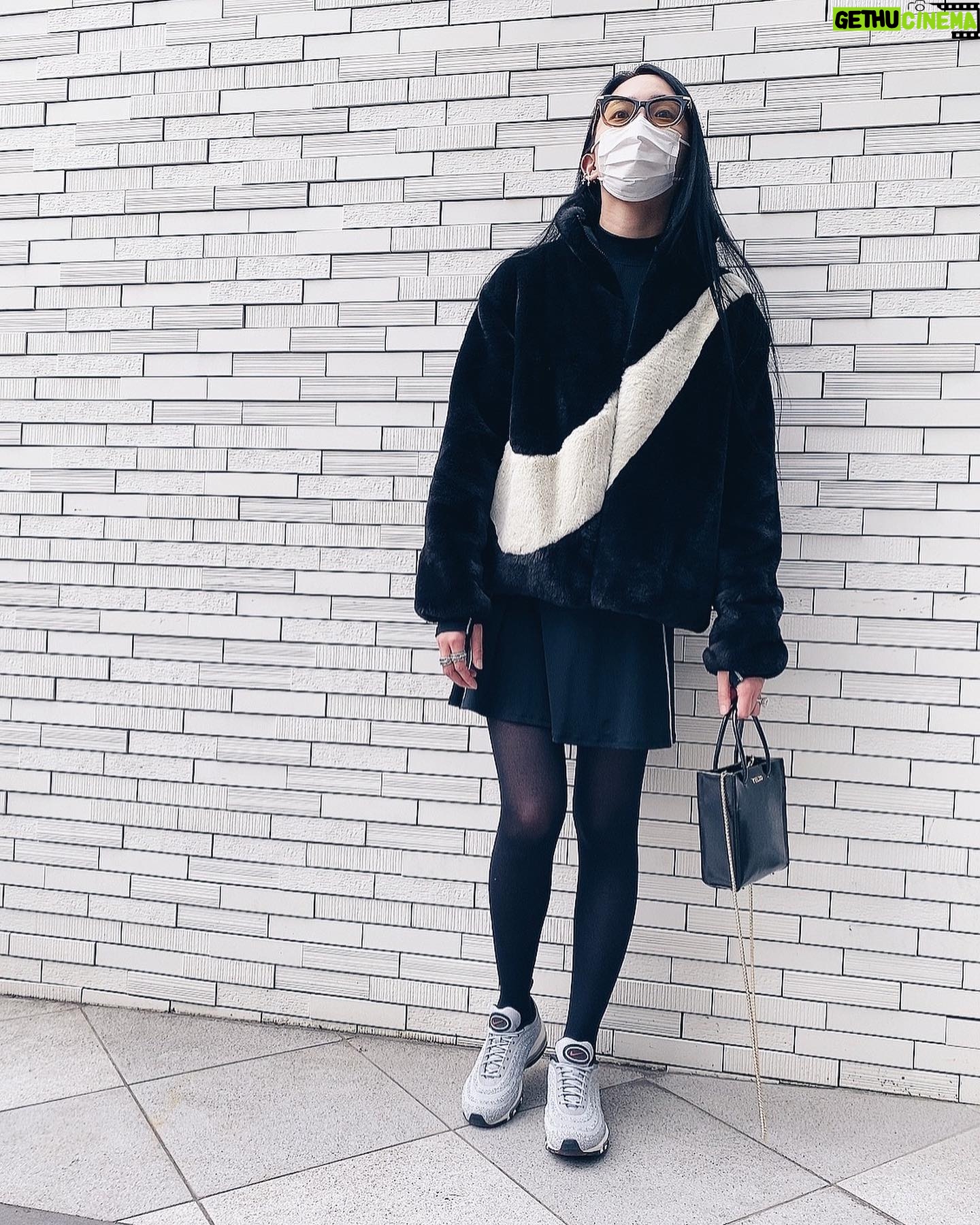 Saiki Atsumi - 9.3K Likes -
アウターもワンピースもスニーカーも #nike だった #ootd です
#ootd を載せるのお久しぶりです
毎日お洋服は着ているのに写真をなかなか撮らないねぇ…
見てもらいたい可愛いお洋服沢山あるのにぃ…
@yelloshoes_official の可愛いお鞄がとても使いやすい👽🌪✨
#bandmaid
#saiki