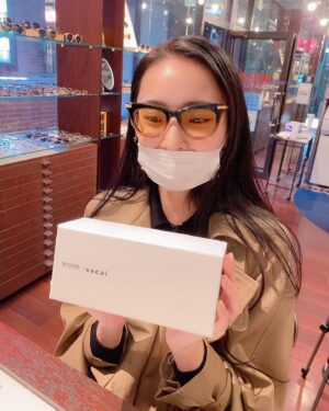 Saiki Atsumi Instagram - ﻿
新しい眼鏡が完成したので迎えに行ってきたよ﻿
﻿
今使ってる眼鏡はレンズがクリアだからこのふたつはカラーレンズにしました﻿
﻿
お世話になったお店のお姉さんに今日も会えて嬉しみだった﻿
一緒にカラー選んでもらったり調整もめっちゃ丁寧にしてもらえて嬉しみです﻿
﻿
﻿
こりゃ、お気にだ。﻿
﻿
(見ていただいた写真達はSNSを更新するためにお姉さんにお願いして写真を撮ってもらったんだけど照れちゃって真顔しか出来なくて結局笑ってしまうという自分の苦手が全面に出た写真達です)﻿
﻿
﻿
#bandmaid﻿
#saiki