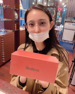 Saiki Atsumi Instagram - ﻿
新しい眼鏡が完成したので迎えに行ってきたよ﻿
﻿
今使ってる眼鏡はレンズがクリアだからこのふたつはカラーレンズにしました﻿
﻿
お世話になったお店のお姉さんに今日も会えて嬉しみだった﻿
一緒にカラー選んでもらったり調整もめっちゃ丁寧にしてもらえて嬉しみです﻿
﻿
﻿
こりゃ、お気にだ。﻿
﻿
(見ていただいた写真達はSNSを更新するためにお姉さんにお願いして写真を撮ってもらったんだけど照れちゃって真顔しか出来なくて結局笑ってしまうという自分の苦手が全面に出た写真達です)﻿
﻿
﻿
#bandmaid﻿
#saiki