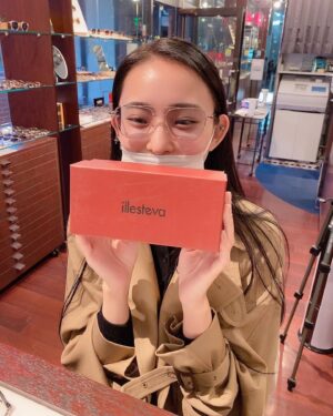 Saiki Atsumi Instagram - ﻿
新しい眼鏡が完成したので迎えに行ってきたよ﻿
﻿
今使ってる眼鏡はレンズがクリアだからこのふたつはカラーレンズにしました﻿
﻿
お世話になったお店のお姉さんに今日も会えて嬉しみだった﻿
一緒にカラー選んでもらったり調整もめっちゃ丁寧にしてもらえて嬉しみです﻿
﻿
﻿
こりゃ、お気にだ。﻿
﻿
(見ていただいた写真達はSNSを更新するためにお姉さんにお願いして写真を撮ってもらったんだけど照れちゃって真顔しか出来なくて結局笑ってしまうという自分の苦手が全面に出た写真達です)﻿
﻿
﻿
#bandmaid﻿
#saiki