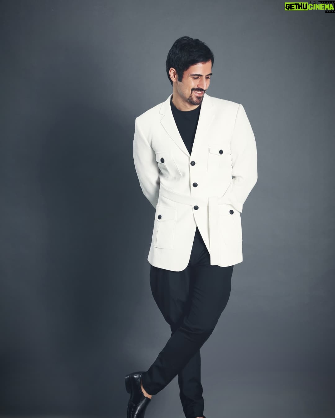 Sajjad Delafrooz - 2.5K Likes - Outfit @varoinmarwah
Shot @adnanhanifphotography
.
Thanks @icon_art_production
.
#bollywood #mumbai #sajjaddelafrooz #india