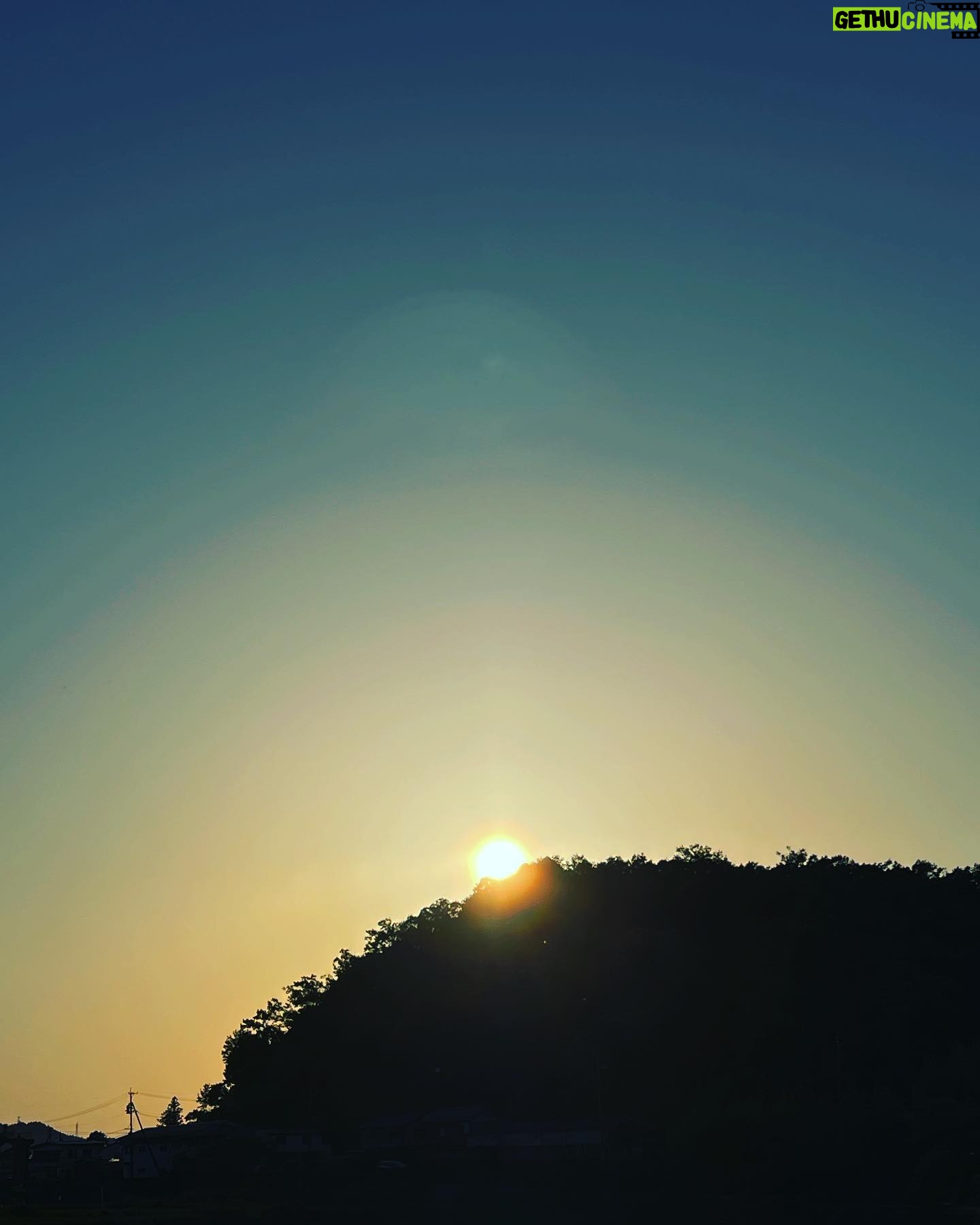 Sakai Sho - 3 Likes - 月曜日の夕日を見ると1週間の始まりを感じる...。
今日は暑すぎた。
みんな大丈夫だったでしょうか。
水分補給を忘れずに!
僕は来週から大学のテストなので、勉強しまくります。