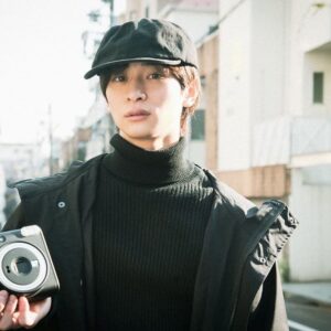 Sakai Sho Instagram - チェキカメラから作る世界。

富士フィルムさんの協力で、SHUTTER magazine「SQUARE UP!」に取材記事を掲載して頂きました。

何気ない日常をカメラに収めるというのは、その時間を切り抜いて保存できる。「何を撮ろう」と、考えれば考えるほど迷いました。

感想、近況などたくさん取材していただきましたので、ぜひチェックしてください！

@cheki_instax
#PR