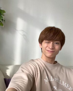 Sakai Sho Instagram - 『彼のいる生活』最終話、ありがとうございました！

お世話になったスタッフさん、関係者の皆様や応援してくださった方々。最後まで、彼のいる生活をささえてくださってありがとうございました。
そして、なによりもりゅーがありがとう！！
いちばん支えられた！！

この作品は、皆様の新生活の支えになれたでしょうか。このドラマが終わったあとの生活が、少し物足りなく感じるくらいの存在になれたらいいなぁ。それを課題に撮影に取り組んでいました。

この作品に携われたこと、そして夏川涼太を演じられたことがとても幸せです。

最後に夏川に何か伝えるとしたら、「一仁ならどんな夏川も受け止めてくれるから、心配しないでたくさんぶつかりにいきな！」です！

#彼のいる生活
#かずなつ