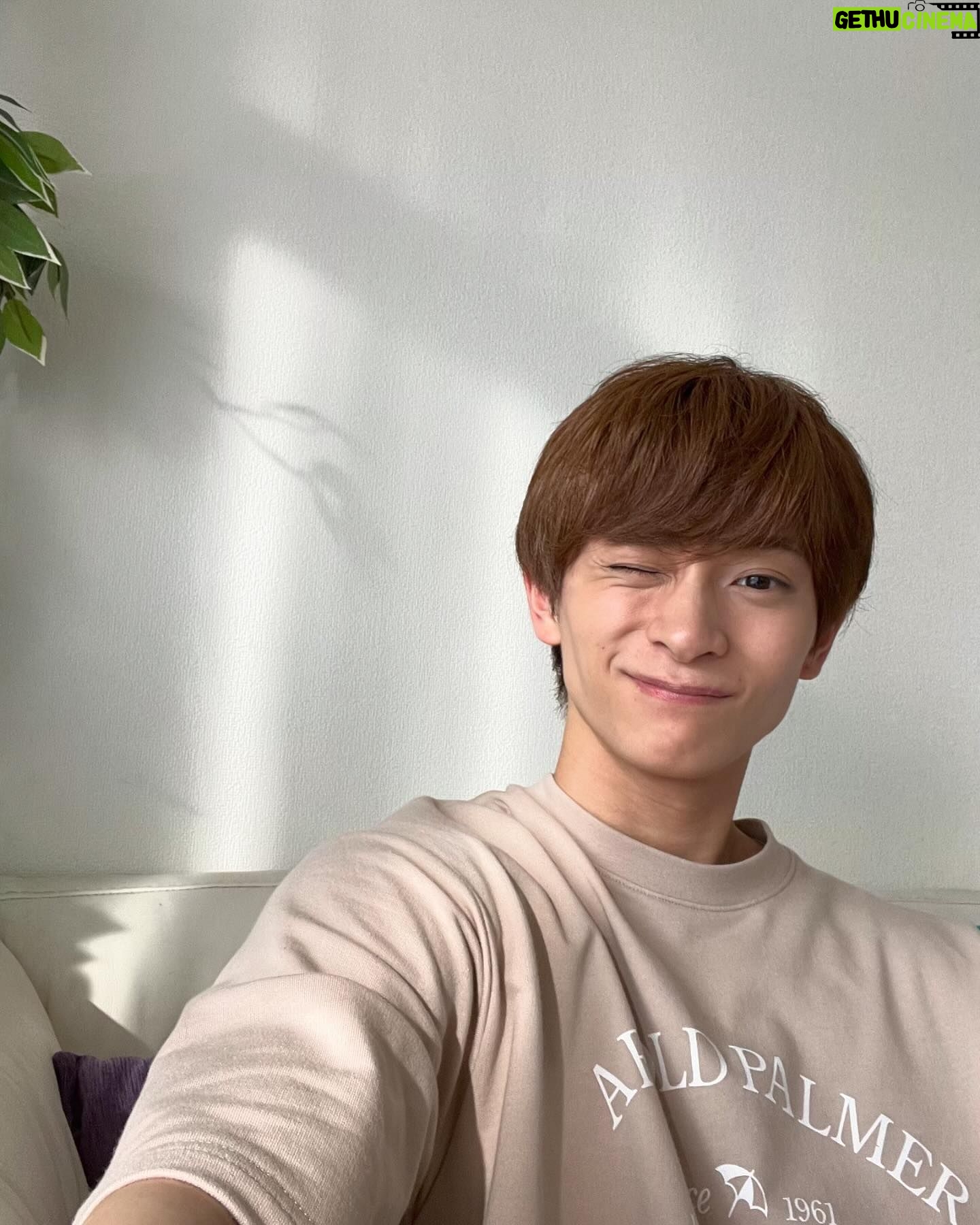 Sakai Sho - 3 Likes - 『彼のいる生活』最終話、ありがとうございました!
お世話になったスタッフさん、関係者の皆様や応援してくださった方々。最後まで、彼のいる生活をささえてくださってありがとうございました。
そして、なによりもりゅーがありがとう!!
いちばん支えられた!!
この作品は、皆様の新生活の支えになれたでしょうか。このドラマが終わったあとの生活が、少し物足りなく感じるくらいの存在になれたらいいなぁ。それを課題に撮影に取り組んでいました。
この作品に携われたこと、そして夏川涼太を演じられたことがとても幸せです。
最後に夏川に何か伝えるとしたら、「一仁ならどんな夏川も受け止めてくれるから、心配しないでたくさんぶつかりにいきな!」です!
#彼のいる生活
#かずなつ