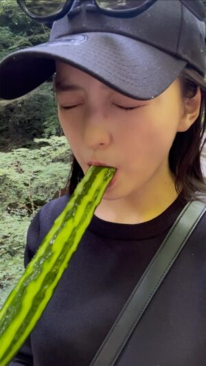 Saki Kiyoi Instagram - .
キュウリにハマりそうな予感🥒　
　
　

　
　

　
　

✼••┈┈┈┈┈┈┈┈┈┈┈┈┈┈┈┈••✼

please follow me💛
팔로우 해주세요🩵
关注我的Instagram🩷
ikuti saya di instagram🧡

@kiyoisaki_official 

✼••┈┈┈┈┈┈┈┈┈┈┈┈┈┈┈┈••✼

 

#japan#girl#blackhair#eat
#清井咲希#スターダストプロモーション