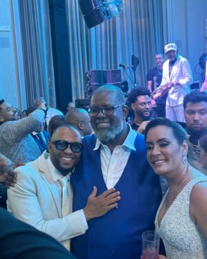 Salgadinho Instagram - Uma alegria imensa participar dessa celebração de bodas do meu irmão @pericles  e sua esposa @llidyfaria 
Me sinto feliz e honrado em ser convidado, tantos amigos e pessoas queridas em comum no mesmo lugar e o principal na mesma atmosfera de amor❤️, outras bodas virão para o casal é o desejo mais sincero que trago para os dois 
#amor #aliança