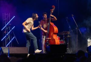 Salvador Sobral Instagram - Tornar a Mallorca es tornar al bressol d’aquest ofici raro que tinc.

Per això , quan vinc aquí, sento s’obligació de retornar aquest regalo que em vau fer.

Ahir va ser màgic , com sempre a Mallorca , tot es màgic i ple de memorias de sa meva juventud loca.

Gràcies gràcies gràcies

📸 @tolobalaguerfotograf