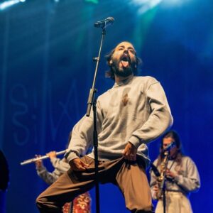 Salvador Sobral Instagram - Há anos que queria vir cantar ao @fmm_sines .

Fiz de tudo pra conseguir : montei uma banda mariachi , outra de música do jacques brel, uma de boleros cubanos, outra de música do battiatto, um repertório de música galega…. Enfim músicas de todos os mundos possíveis .

Mas a vida tem o seu timing. E a verdade é que , de todos estes projectos , o mais fmmesco é o TIMBRE, o meu último disco com as minhas canções .

Com toda a influência que o disco tem da América Latina e da península ibérica , este repertório  encaixou na perfeição na estética e no conceito do festival .

Posso falar por toda a banda quando digo que estávamos tod@s histeric@s para fazer este concerto e acho que contagiámos o público dessa energia ao subir ao palco. Ou talvez o público já seja assim de natureza .

Quanta abertura de espírito , vontade de desfrutar , entusiasmo amoroso. Viva o público do FMM!!!

Obrigado

📸 Mário Pires
