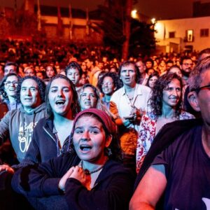 Salvador Sobral Instagram - Há anos que queria vir cantar ao @fmm_sines .

Fiz de tudo pra conseguir : montei uma banda mariachi , outra de música do jacques brel, uma de boleros cubanos, outra de música do battiatto, um repertório de música galega…. Enfim músicas de todos os mundos possíveis .

Mas a vida tem o seu timing. E a verdade é que , de todos estes projectos , o mais fmmesco é o TIMBRE, o meu último disco com as minhas canções .

Com toda a influência que o disco tem da América Latina e da península ibérica , este repertório  encaixou na perfeição na estética e no conceito do festival .

Posso falar por toda a banda quando digo que estávamos tod@s histeric@s para fazer este concerto e acho que contagiámos o público dessa energia ao subir ao palco. Ou talvez o público já seja assim de natureza .

Quanta abertura de espírito , vontade de desfrutar , entusiasmo amoroso. Viva o público do FMM!!!

Obrigado

📸 Mário Pires