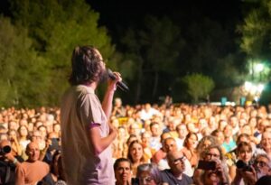Salvador Sobral Instagram - Tornar a Mallorca es tornar al bressol d’aquest ofici raro que tinc.

Per això , quan vinc aquí, sento s’obligació de retornar aquest regalo que em vau fer.

Ahir va ser màgic , com sempre a Mallorca , tot es màgic i ple de memorias de sa meva juventud loca.

Gràcies gràcies gràcies

📸 @tolobalaguerfotograf