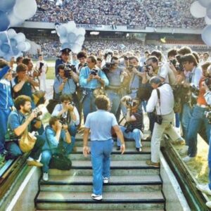 Salvatore Esposito Instagram - 40 anni fa quell'ingresso in campo segnò indelebilmente Napoli , il Napoli e noi napoletani . #DiegoArmandoMaradona 🩵