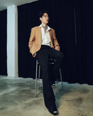 Sam Lin Instagram - 看到的不一定就是全部
佛系的現在是過去的堆疊
李龍一的秘密等你們自己挖掘

《沒有你依然燦爛》
9/3 起每週日晚上，一次兩集。
8:00 東森戲劇台
10:00 TVBS 歡樂台
12:00 Line TV

Outfit: @immense_tw
Stylist: @or.huang @ivanwang.tw
Makeup: @shiftplusy
Hairstyle: Ryan

@love_yourself1152 
#沒有你依然燦爛 #李龍一