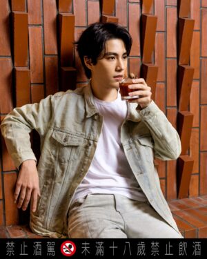 Sam Lin Instagram - 沈澱了一段時間
需要體驗不一樣的氛圍和環境
出門走走
但不想曬太陽
那就要去一趟有情調的夜間好地方
 
「仕高利達夜總會」
從5/4-5/25全台有16間酒吧
都能找到他的身影
而且每間酒吧
都有不同的三款仕高復古特調
這次體驗了2種特調
🔸少年吔，扲啦！
一喝下去碳燻烏梅的香氣撲鼻而來
再來散發出肉桂味，充滿層次
 
🔸羅東夜市必吃
這款酒超有趣，聞起來就是花生捲冰淇淋
但他是一杯酒！喝起來就是香濃的花生味
 
只要點限定調酒就可以玩專屬彈珠台
並有機會獲得仕高利達好禮
趕快揪好友一起參加「仕高利達夜總會」
@scottishleadertw 
#仕高利達夜總會 #仕高利達 #Scottishleader #威士忌 #Whisky