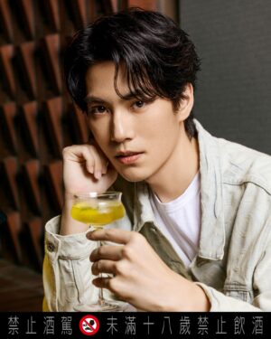 Sam Lin Instagram - 沈澱了一段時間
需要體驗不一樣的氛圍和環境
出門走走
但不想曬太陽
那就要去一趟有情調的夜間好地方
 
「仕高利達夜總會」
從5/4-5/25全台有16間酒吧
都能找到他的身影
而且每間酒吧
都有不同的三款仕高復古特調
這次體驗了2種特調
🔸少年吔，扲啦！
一喝下去碳燻烏梅的香氣撲鼻而來
再來散發出肉桂味，充滿層次
 
🔸羅東夜市必吃
這款酒超有趣，聞起來就是花生捲冰淇淋
但他是一杯酒！喝起來就是香濃的花生味
 
只要點限定調酒就可以玩專屬彈珠台
並有機會獲得仕高利達好禮
趕快揪好友一起參加「仕高利達夜總會」
@scottishleadertw 
#仕高利達夜總會 #仕高利達 #Scottishleader #威士忌 #Whisky