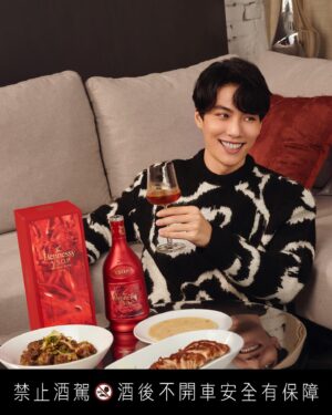 Sam Lin Instagram - 一直都有關注軒尼詩每年農曆新年與當代藝術家的合作
對於喜歡畫畫的我這次喜得大禮
軒尼詩V.S.O.P 2023年春節限量版
精緻的禮盒包裝，充滿喜慶的飽和色調
打開後是軒尼詩與國際當代藝術家嚴培明攜手創作
強烈個性的筆觸映入眼簾
十二生肖奔騰的畫面
讓人充滿力量
酒封特別的兔頭圖騰與霧面瓶身設計
狂野中卻不失質感

啜飲兩口清澈的果香中和了感官
尤其搭配各種年菜
再適合不過
炙熱與香甜互相協調
如藝術品般使人陶醉
很適合沈澱後燃起激情持續邁進
更可與摯友或家人齊聚一堂分享
分享靈感與平衡
如這次的創作精神
「新年 匯聚每一種力」
與2023非常契合
萬象更新後鴻兔大展 

軒尼詩V.S.O.P 2023春節限量版
現實很殘酷
限量更殘酷
那就讓我們跟軒尼詩一起燃燒2023吧

#Hennessy #軒尼詩 #軒尼詩干邑 #2023春節限量版 #AD @hennessy