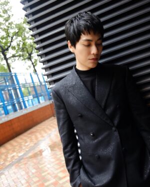 Sam Lin Instagram - 淋著雨去洗衣服算不算做白工？
Outfit: @versace 
Stylist: @eavecning @ningstyling
Makeup&Hairstyle: @shiftplusy