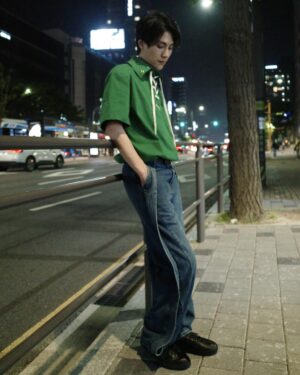 Sam Lin Instagram - 韓國的路口
空氣有沒有不一樣呢?

服裝：#unveiled 
鞋子：@kswiss_taiwan @nepdaiki
造型：@eavecning @ningstyling
妝髮：@shiftplusy