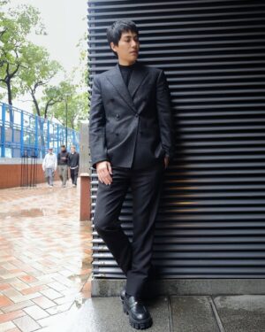 Sam Lin Instagram - 淋著雨去洗衣服算不算做白工？
Outfit: @versace 
Stylist: @eavecning @ningstyling
Makeup&Hairstyle: @shiftplusy