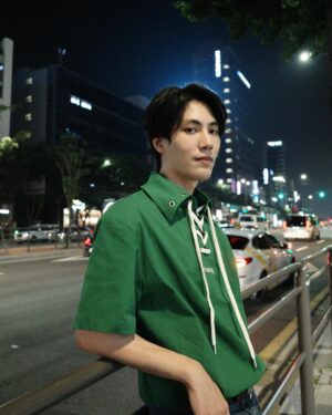 Sam Lin Instagram - 韓國的路口
空氣有沒有不一樣呢?

服裝：#unveiled 
鞋子：@kswiss_taiwan @nepdaiki
造型：@eavecning @ningstyling
妝髮：@shiftplusy