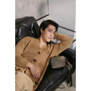 Sam Lin Instagram - 每一次的演出都是靈魂與創意的碰撞
我喜歡一個人好好沈澱做為工作前的準備
柔軟舒適的材質很適合這時候的我
給了我一種若即若離的安全感

@sandroparis 
#sandroparis #springsummer24 #ss24