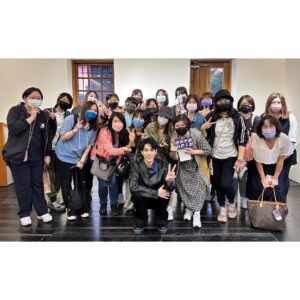 Sam Lin Instagram - 今天首映會很開心大家可以來
感謝一路以來的支持唷
明天終於要正式播出了
既期待又害怕受傷害
但還是要讓大家知道！
所以說我複製貼上一下資訊嘿嘿

《綠島金魂》
公視、MyVideo：10/29 起，每週六晚間 21:00首播，連播２集
中華電信MOD、Hami Video：10/30 起，每週日晚間 20:00，上架２集
LINE TV：10/31 起，每週一晚間 23:00，上架２集
台視：11/27起，每週日晚間 22:00，播出１集

服裝： @lanvin  @juicestore
鞋子：@vatic_official_pages 
造型：@ningstyling @eavecning