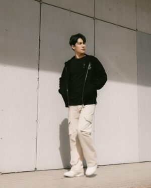Sam Lin Instagram - 回老家過年
很幸運突然有票
但是
怎麼還是這麼冷

@SandroParis 
#SandroParis #SandroLNY #YearofDragon #sandross24