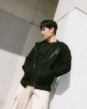 Sam Lin Instagram - 回老家過年
很幸運突然有票
但是
怎麼還是這麼冷

@SandroParis 
#SandroParis #SandroLNY #YearofDragon #sandross24