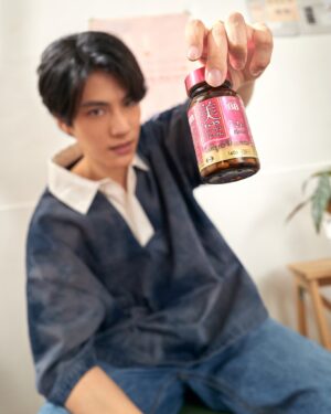 Sam Lin Instagram - 我是一個超怕麻煩的人
工作拍攝時覺得累
或平常要保養身體
總要買好多罐
各種不同的保養食品
才能滿足所需

於是乎老朋友出現了
Chocola BB這次推出了全新的
『 #ChocolaBB極緻膠原錠 』
比原本的Chocola BB膠原錠多了乳酸菌和鐵
膠原蛋白和維生素C也增量了！
還含有維生素B1、B2、B6、菸鹼素、泛酸
9種成分一次補充
不只幫助維持健康還有好氣色
有了它
發現好的生活品質
其實可以很簡單！

#ChocolaBB
#ChocolaBBCollagenPremium
#ChocolaBBCollagen