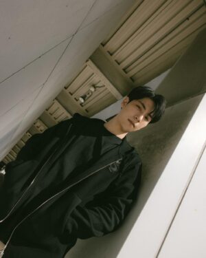 Sam Lin Instagram - 回老家過年
很幸運突然有票
但是
怎麼還是這麼冷

@SandroParis 
#SandroParis #SandroLNY #YearofDragon #sandross24