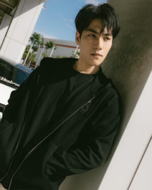 Sam Lin Instagram - 回老家過年
很幸運突然有票
但是
怎麼還是這麼冷

@SandroParis 
#SandroParis #SandroLNY #YearofDragon #sandross24