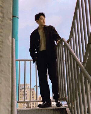 Sam Lin Instagram - 12月了 
沒發的照片要欠過年了

30歲生日見面會周邊終於談定線上販售
今晚6點story 官網和淘寶同步上架
唯一指定通路，連結再看限動啊

Outfit: @versace @irensense_official
Stylist: @eavecning @ningstyling
Makeup: @shiftplusy
Hairstyle: @ryanchang313