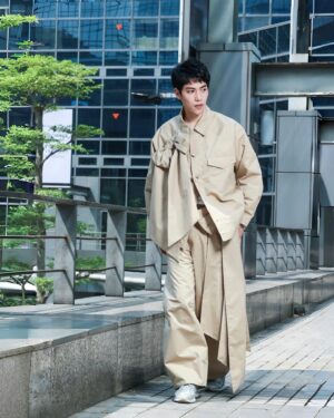 Sam Lin Instagram - 沒什麼好說的
自己看到照片也嚇一跳
怎麼可以把我拍成帥哥🧜‍♂️
攝影大哥有料

👕 @simonerocha_tw