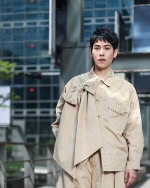 Sam Lin Instagram - 沒什麼好說的
自己看到照片也嚇一跳
怎麼可以把我拍成帥哥🧜‍♂️
攝影大哥有料

👕 @simonerocha_tw