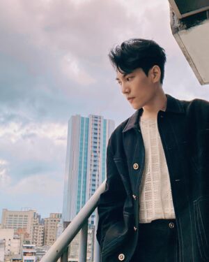 Sam Lin Instagram - 12月了 
沒發的照片要欠過年了

30歲生日見面會周邊終於談定線上販售
今晚6點story 官網和淘寶同步上架
唯一指定通路，連結再看限動啊

Outfit: @versace @irensense_official
Stylist: @eavecning @ningstyling
Makeup: @shiftplusy
Hairstyle: @ryanchang313
