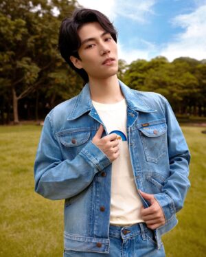 Sam Lin Instagram - 習慣了都市的生活
走在小巷的陰影
刷著無味的網路
會懷念面對面的時光
走到郊外
感官更敏感
風吹日曬
反而是種舒適

穿上SANDRO與WRANGLER的牛仔造型套裝
彷彿到了70年代
一切都慢了下來
經典舒適毫不拘束
更肆意的享受陽光

@SandroParis
#SandroParis #SandroXWrangler
#SandroFallWinter #FW23