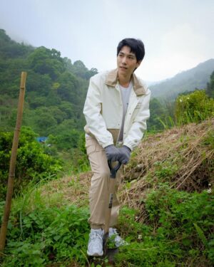 Sam Lin Instagram - 久久沒有下田
來現場勘查一下
順便種種樹
看看美景

👕👖👟@newbalance