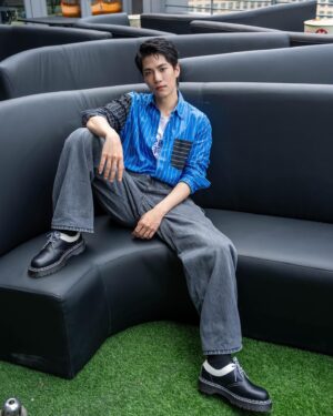 Sam Lin Instagram - 目前為止的王海闊還可以接受吧🤨🤨

服裝：@jw_anderson @de_sidere7.1
造型：@eavecning @ningstyling 
#完全省錢戀愛手冊