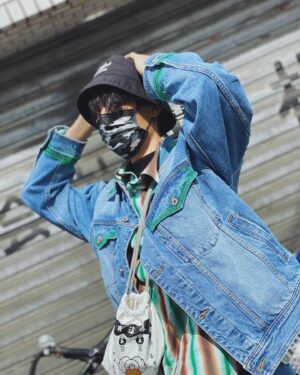 Sam Lin Instagram - 我需要呼吸
找一個路口
看看有沒有
清新的空氣

服裝：@typetail_official
鞋子：@unknowndomain_official
造型：@eavecning @ningstyling