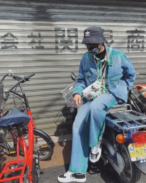 Sam Lin Instagram - 我需要呼吸
找一個路口
看看有沒有
清新的空氣

服裝：@typetail_official
鞋子：@unknowndomain_official
造型：@eavecning @ningstyling