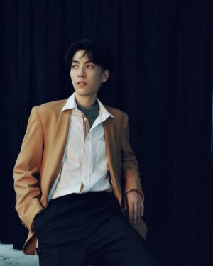 Sam Lin Instagram - 看到的不一定就是全部
佛系的現在是過去的堆疊
李龍一的秘密等你們自己挖掘

《沒有你依然燦爛》
9/3 起每週日晚上，一次兩集。
8:00 東森戲劇台
10:00 TVBS 歡樂台
12:00 Line TV

Outfit: @immense_tw
Stylist: @or.huang @ivanwang.tw
Makeup: @shiftplusy
Hairstyle: Ryan

@love_yourself1152 
#沒有你依然燦爛 #李龍一