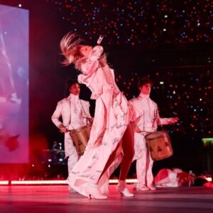 Sam McWilliams Instagram - Gelsenkirchen! 
3 amazing shows🫶🏻
The heart cut outs during lover 💗
The willow balloons 🧙‍♀️